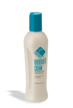 בארייר קרים (גדול) Barrier Cream - בארייר קרים משמש ככפפות הגנה בלתי נראות המגינות על העור בפני אלרגנים, כימיקלים, לכלוך, חום או קור. בארייר קרים אינו סותם את נקבוביות העור, אינו שמנוני ואינו פוגע בזריזות הידיים. הקרם שימושי במיוחד לאנשים שעורם חשוף דרך קבע למים או לחומרים מזיקים. בארייר קרים מתאים לפנים ולכל הגוף.