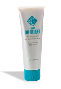 סקין ברייטנר (Skin Brightener) - סקין בריטנר מבוסס על תמצית הצמחית הנקראת אמביליקה - היא החומר הפעיל העיקרי המסוגל לנטרל את פעולת ההתחמצנות וההשחמה של המלנין לפני שהיא מגיעה לשכבת העור העליונה. בין המרכיבים הנוספים בתכשיר התורמים לפעילותו - תמצית שמרים תמצית אצות ועוד.סקין בריטנר הינו מוצר הבהרה בעל עוצמה המיועד לשימוש בכל חלקי הגוף הנחשפים לשמש דרך קבע, כמו צואר, פנים, כפות ידיים, זרועות ורגליים וכמו כן משפר את מראה העור. 